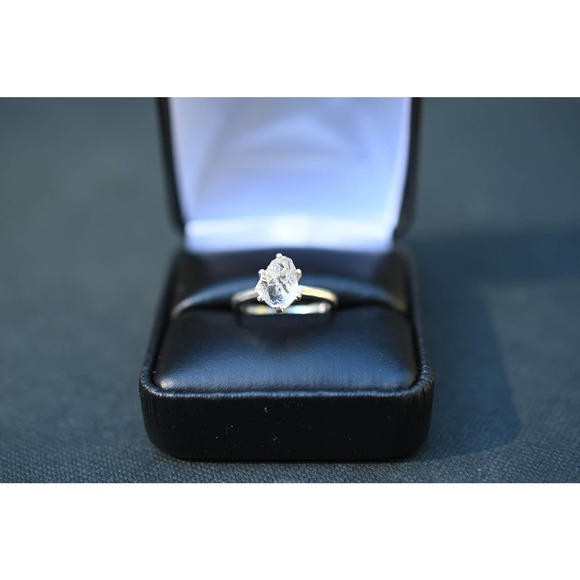 alternative engagement ring, raw gemstone ring - Picture 2 of 4